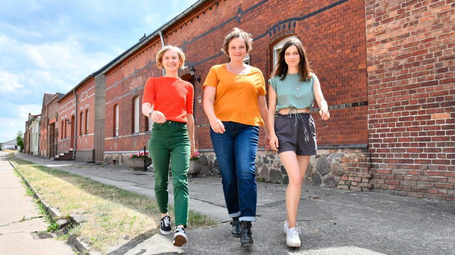 Lehrerin Anja (Alina Levshin, l.), Polizistin Melanie (Annett Sawallisch) und Influencerin Lydia (Claudia Eisinger) sind die Hauptdarstellerinnen in "Wolfswinkel". (ili/spot)