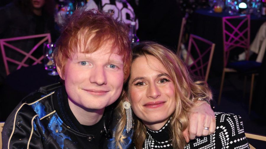Ed Sheeran mit seiner damals schwangeren Frau Cherry Seaborn im Februar 2022. (dr/spot)