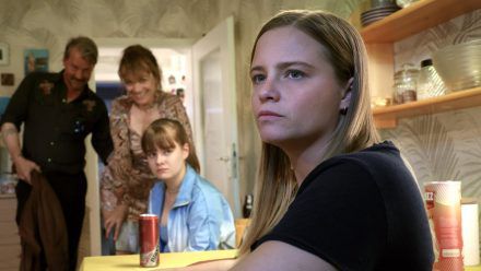 "Tatort: Donuts": Kommissarin Liv Moormann (Jasna Fritzi Bauer, r.) verzweifelt an ihrer Mutter Jenny (Angelika Richter) und Halbschwester Marie (Luisa Böse). (ili/spot)