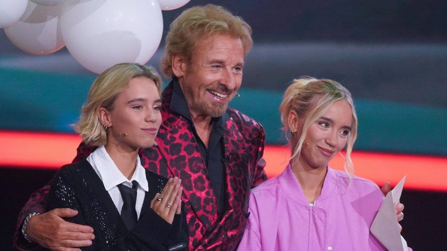 Lisa und Lena mit Thomas Gottschalk bei "Wetten, dass..?". (jom/spot)