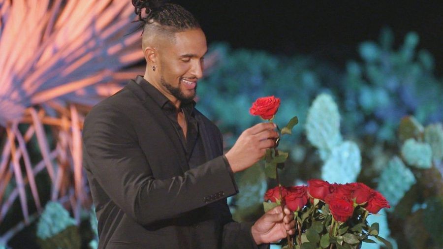 Der neue Bachelor verteilt die ersten Rosen: David Jackson. (mia/spot)