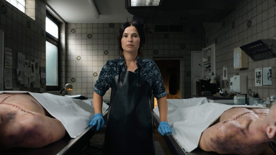 "Die Bestatterin - Zweieinhalb Tote": Lisa Taubenbaum (Anna Fischer) muss sich um die Leichen zweier Freunde aus ihrer Jugendzeit kümmern. (cg/spot)