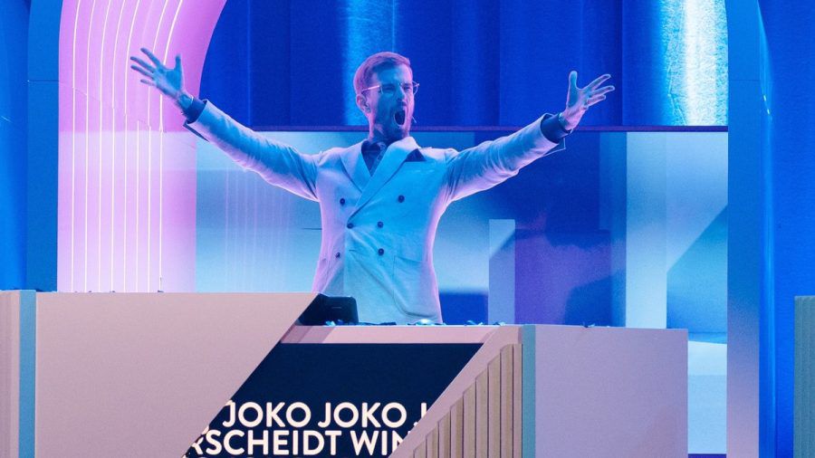 Joko Winterscheidt jubelt über seinen Triumph bei "Wer stiehlt mir die Show?". (smi/spot)