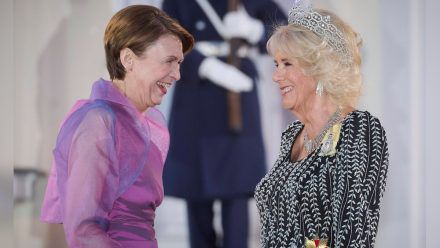 Haben sichtlich Spaß miteinander: Queen Consort Camilla (r.) und die Gattin von Bundespräsident Frank-Walter Steinmeier, Elke Büdenbender, im Schloss Bellevue in Berlin. (hub/spot)