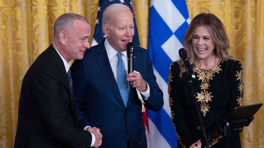 Tom Hanks, Joe Biden und Rita Wilson im Weißen Haus. (jom/spot)