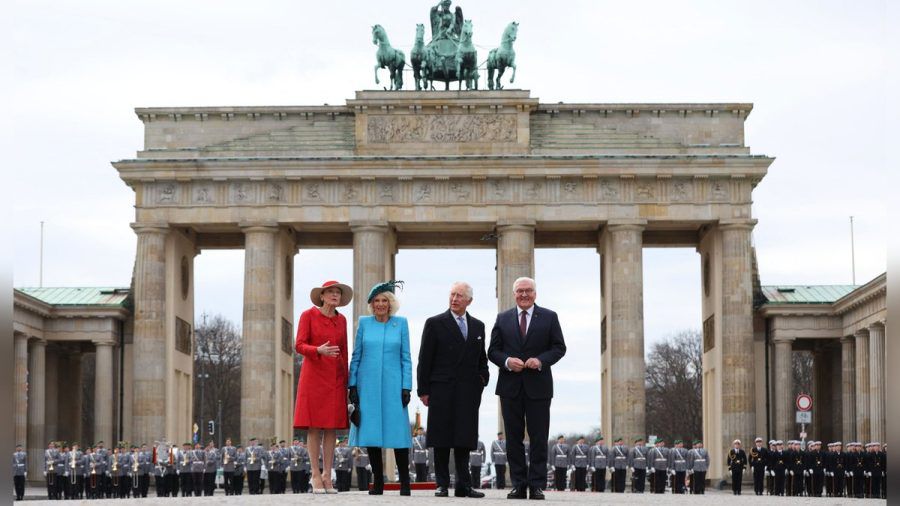 Camilla und König Charles III. zwischen Elke Büdenbender (li.) und Bundespräsident Frank-Walter Steinmeier (re.) vor dem Brandenburger Tor. (eee/spot)