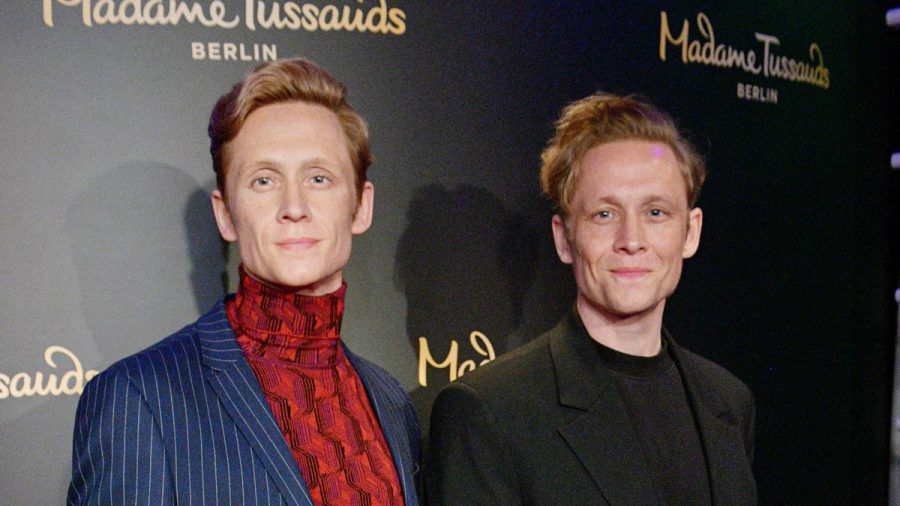 Der echte Matthias Schweighöfer bei Madame Tussauds in Berlin rechts, und sein Ebenbild aus Wachs links. (dr/spot)