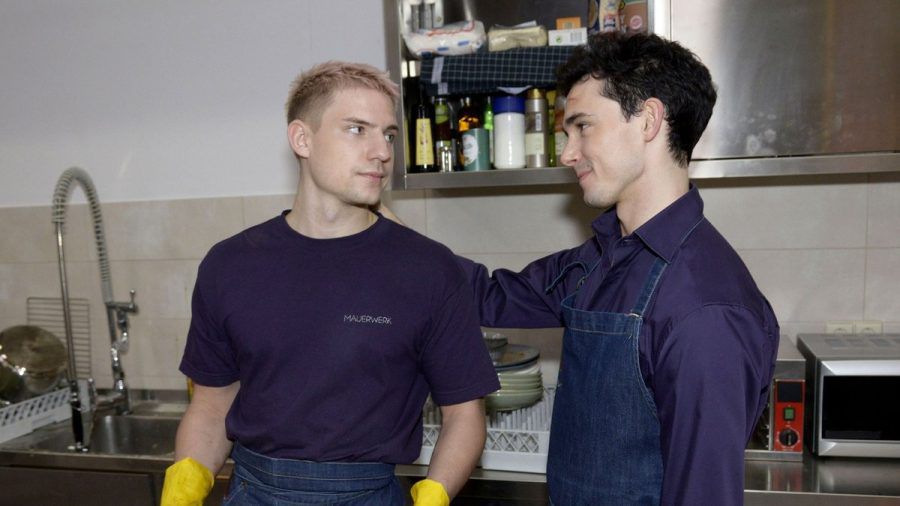 "GZSZ": Luis (r.) versucht Moritz für seinen neuen Job in der Mauerwerkküche zu motivieren. (cg/spot)