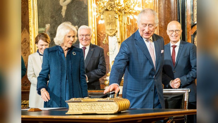 König Charles III. und Königsgemahlin Camilla haben sich nun auch im Goldenen Buch der Stadt Hamburg verewigt. (stk/spot)