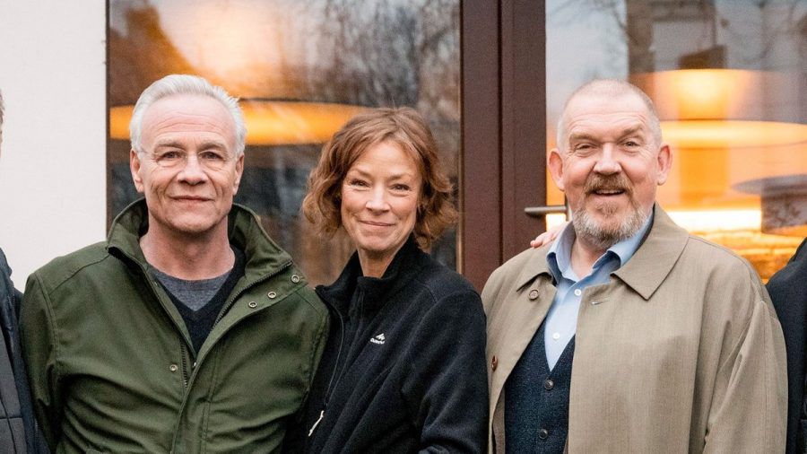 Klaus J. Behrendt (l.) und Dietmar Bär mit Gaststar Jenny Schily. (smi/spot)