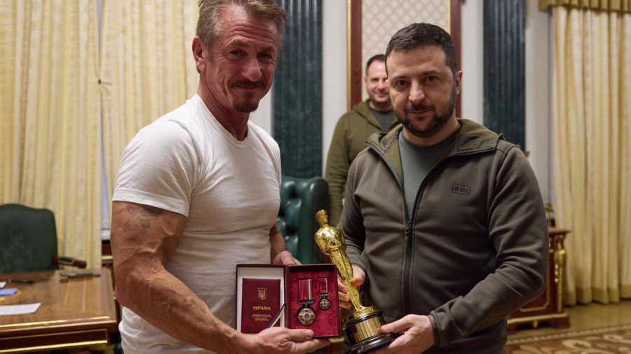 Keine Oscar-Nähe für Wolodymyr Selenskyj (r.), hier mit dem Academy Award von Sean Penn (l.). (smi/spot)