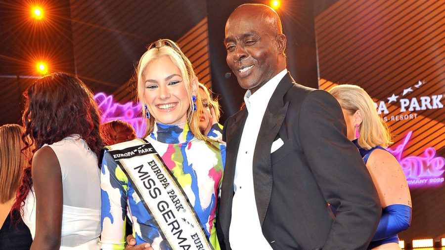 Die neue Miss Germany Kira Geiss an der Seite von Jury-Mitglied Bruce Darnell. (stk/spot)