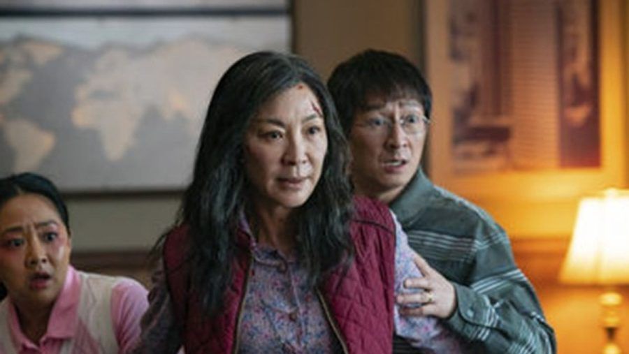 Michelle Yeoh und Ke Huy Quan in "Everything Everywhere All at Once". (smi/spot)