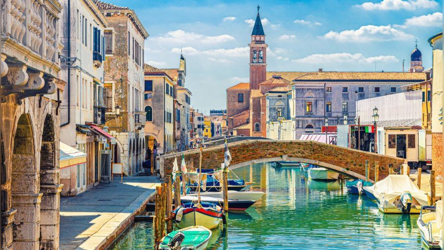 In Chioggia gibt es auch Kanäle und Brücken - wie in Venedig. (amw/spot)