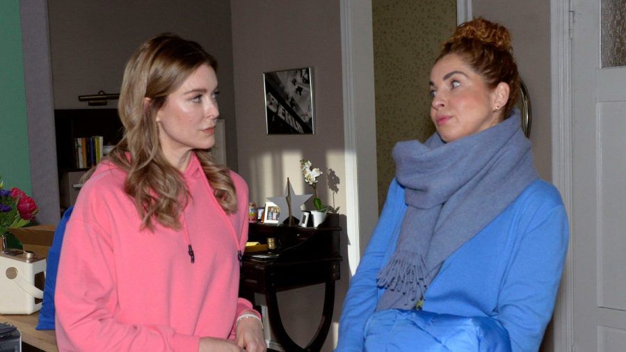 "GZSZ": Nina (r.) hat das Gefühl, von Jessica bezüglich Carlos belogen zu werden. (cg/spot)