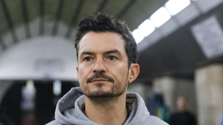 Orlando Bloom mit versteinerter Miene beim Besuch einen Kinder-Bunkers in der Kiewer U-Bahn. (dr/spot)