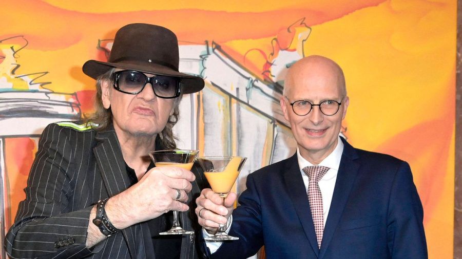 Udo Lindenberg und Peter Tschentscher vor einem der Werke des Künstlers im Bundesrat. (dr/spot)