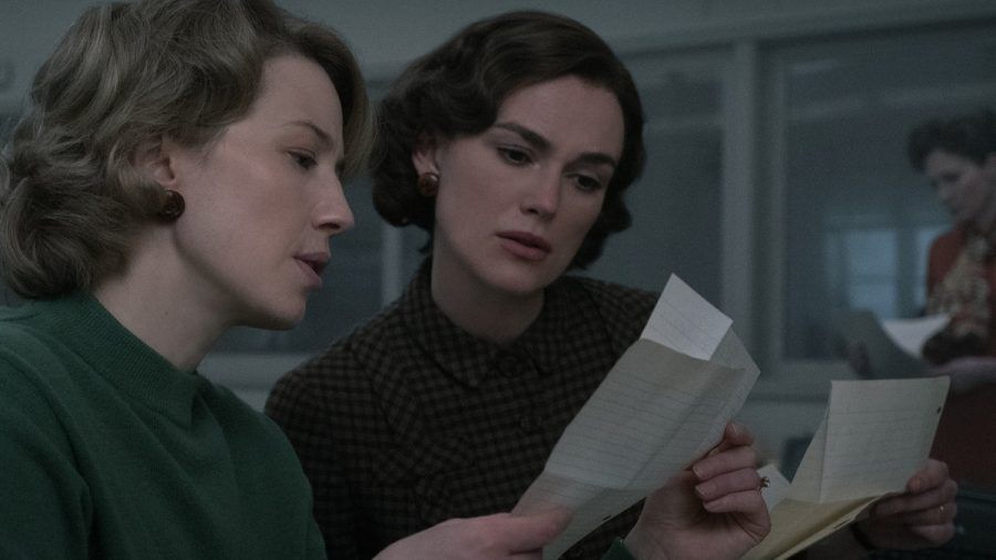 Carrie Coon (li.) als Jean Cole und Keira Knightley als Loretta McLaughlin in "Boston Strangler". (lau/spot)