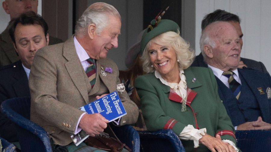 Charles und Camilla genießen offenbar gerne mal einen Abend vor dem Fernseher. (eee/spot)