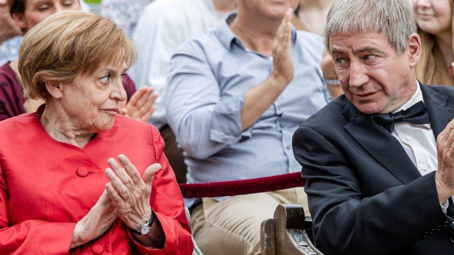 Miss Merkel (Katharina Thalbach) und Ehemann Joachim Sauer (Thorsten Merten) in "Miss Merkel - Ein Uckermark-Krimi". (jom/spot)