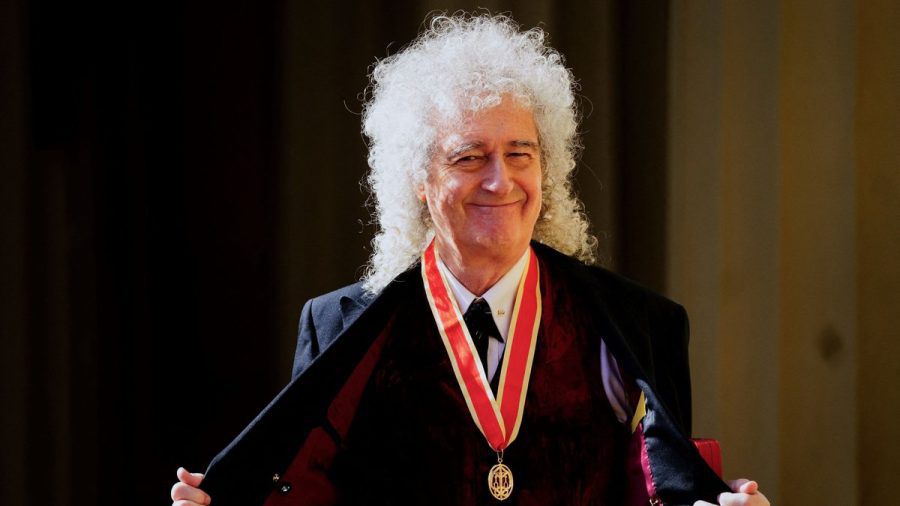Brian May stolz mit seiner Auszeichnung. (smi/spot)