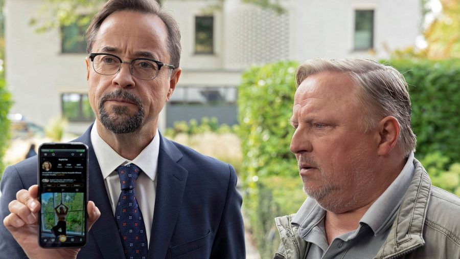 "Tatort: MagicMom": Boerne (Jan Josef Liefers, l.) und Kommissar Thiel (Axel Prahl) sprechen mit der Nachbarin der Getöteten. (dr/spot)
