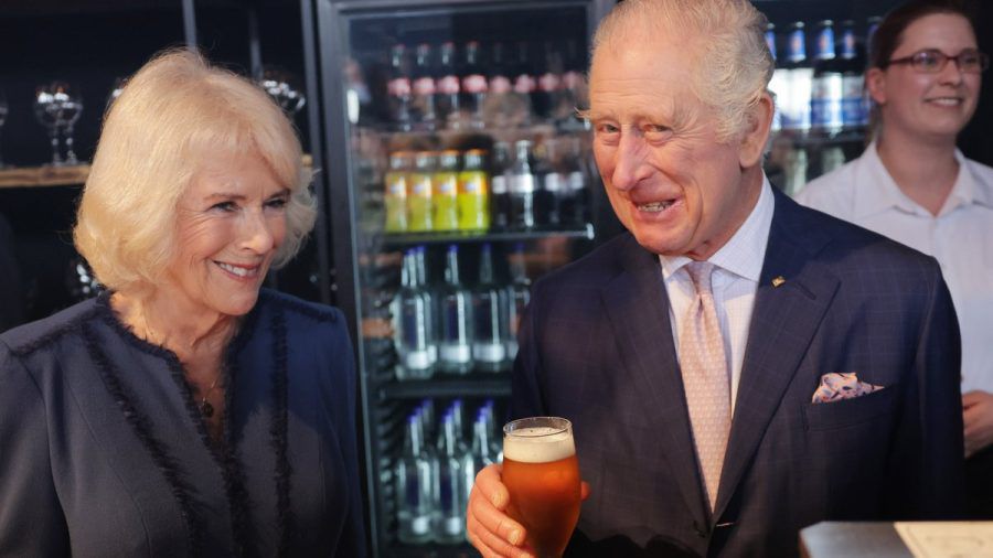 König Charles III. genießt zum Abschluss seines dreitägigen Deutschland-Besuchs ein Bier. (lau/spot)