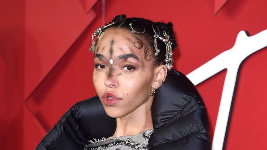 Die Sängerin FKA twigs bei den Fashion Awards 2022 in London. (dr/spot)