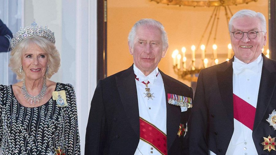 König Charles III. zwischen Königsgemahlin Camilla und Bundespräsident Frank-Walter Steinmeier vor dem Schloss Bellevue. (lau/spot)