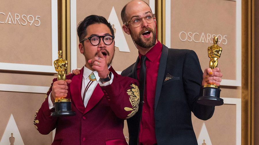 Daniel Kwan (l.) und Daniel Scheinert mit ihren Oscars für "Everything Everywhere All at Once". (smi/spot)