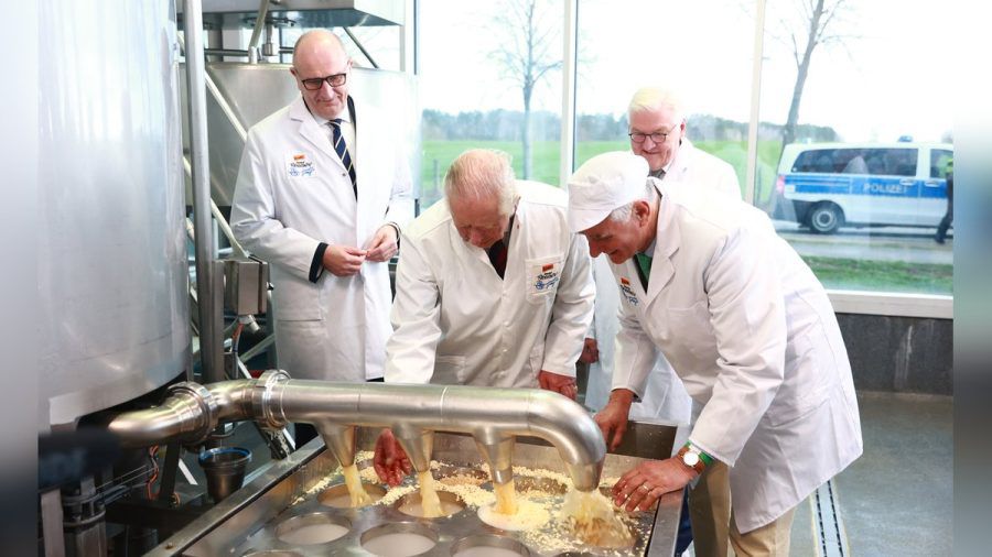 König Charles III. (2.v.l.) und Bundespräsident Frank-Walter Steinmeier (hinten) machen Käse in einem Ökodorf. (dr/spot)