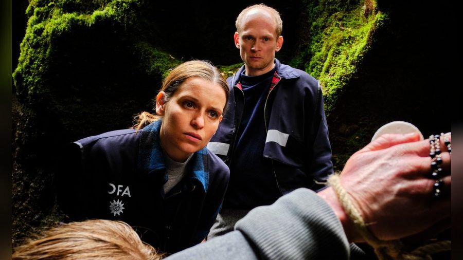 "Tod am Rennsteig - Auge um Auge": Annett Schuster (Kristin Suckow) und Jan Kawig (Bernhard Conrad) finden eine weitere Leiche in einem Waldstück. (cg/spot)