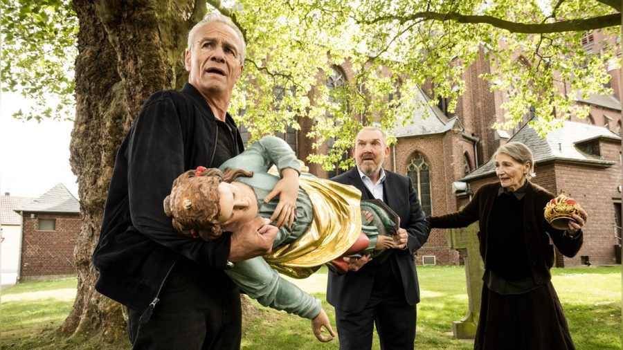 "Tatort: Abbruchkante": Die Kommissare Max Ballauf (Klaus J. Behrendt, l.) und Freddy Schenk (Dietmar Bär) tragen eine Madonna aus der Bützenicher Kirche. (cg/spot)