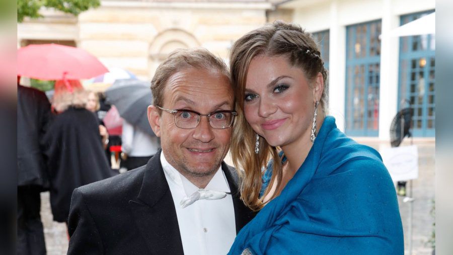 Wigald Boning und Ehefrau Teresa bei der Eröffnung der Richard-Wagner-Festspiele 2017. (jom/spot)