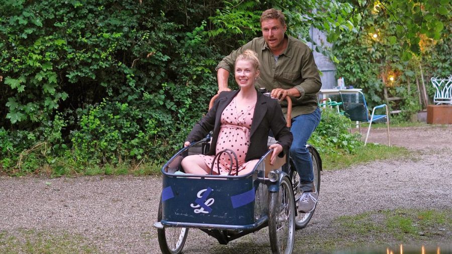 "Toni, männlich, Hebamme: Mächtig schwanger": Sissi (Christine Eixenberger) und Toni (Leo Reisinger) haben viel Spaß miteinander. (cg/spot)