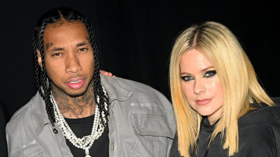 Avril Lavinge und Tyga turteln bei der Pariser Fashion Week. (smi/spot)