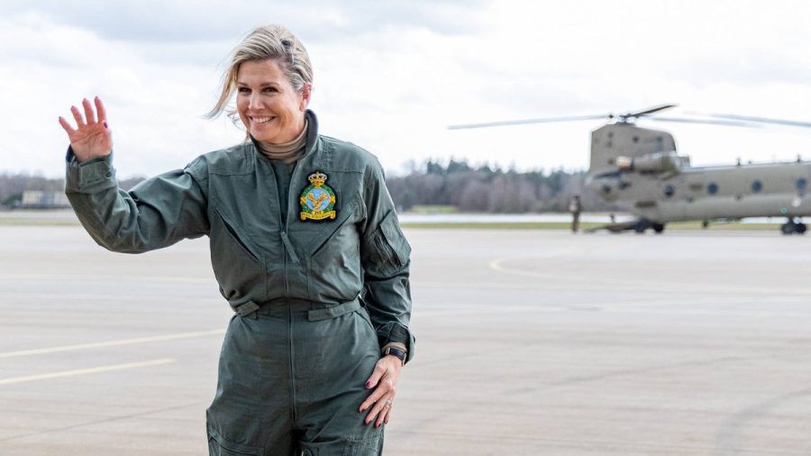 Königin Máxima der Niederlande vor einem Chinook-Hubschrauber. (dr/spot)