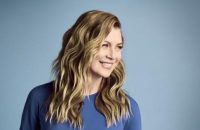 Ellen Pompeo wird auch in Staffel 20 als Dr. Meredith Grey zu sehen und zu hören sein. (eee/spot)