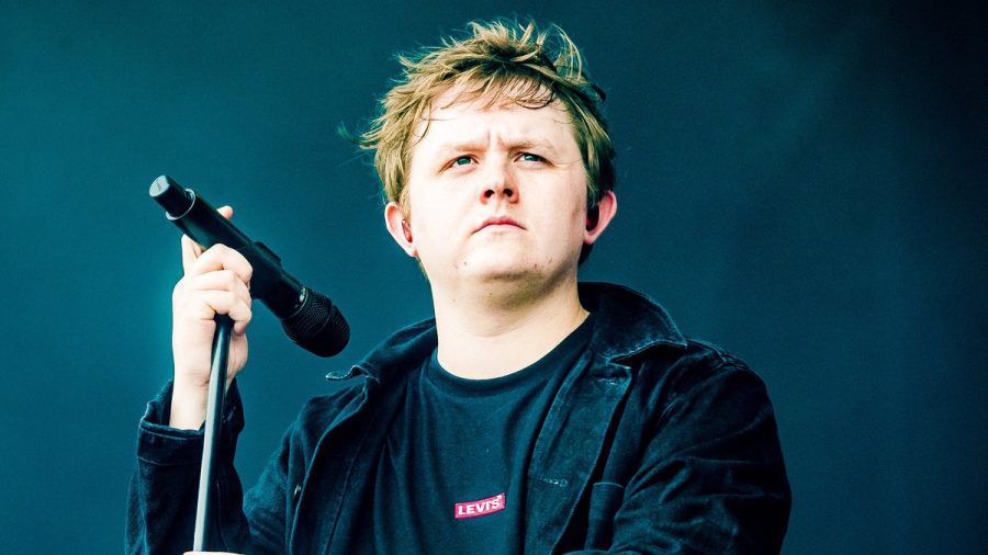 Lewis Capaldi muss seine Stimme schonen. (jom/spot)