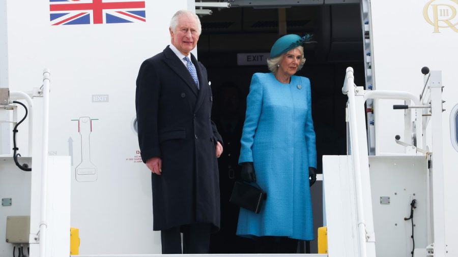 König Charles III. und seine Ehefrau Camilla beim Verlassen ihres Flugzeugs am Berliner Flughafen. (eee/spot)