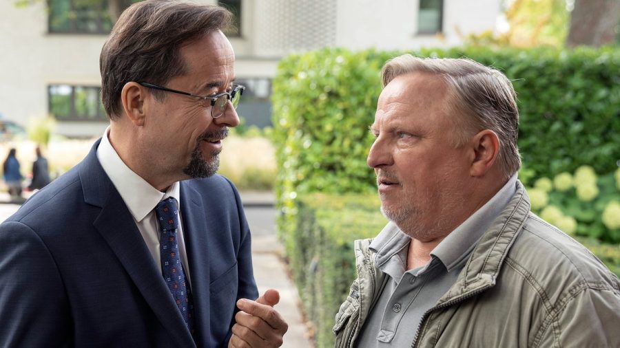 "Tatort: MagicMom": Boerne (l.) und Thiel versuchen mit der Nachbarin einer Getöteten zu sprechen. (cg/spot)