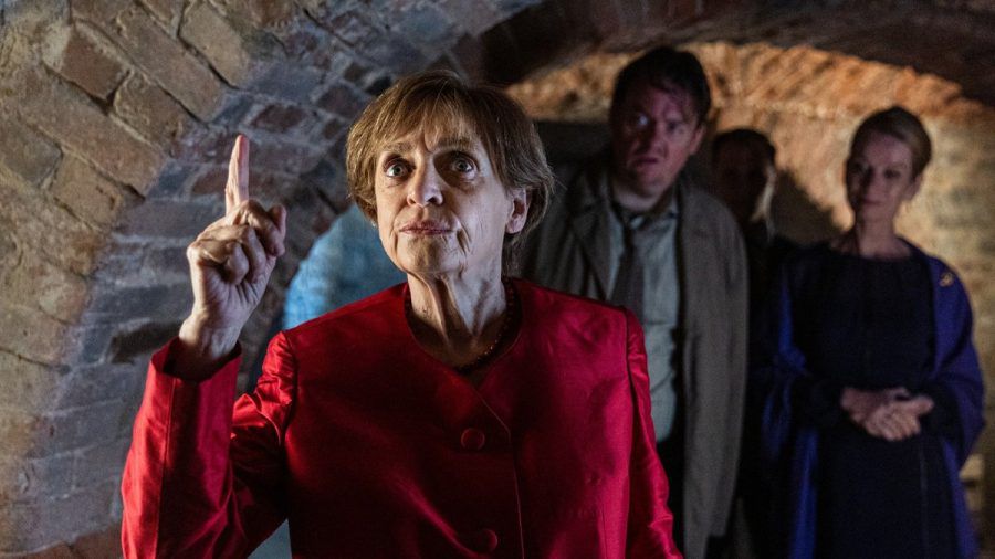 "Miss Merkel - Ein Uckermark-Krimi": Miss Merkel (Katharina Thalbach, l.) findet einen weiteren Geheimgang im Verlies des Schlosses. (cg/spot)