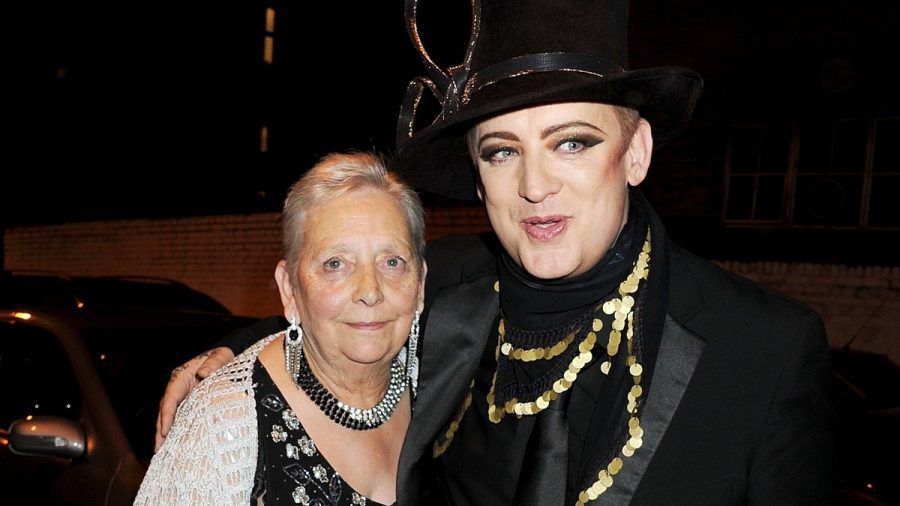 Boy George und seine Mutter Dinah am 50. Geburtstag des Sängers in London. (wue/spot)