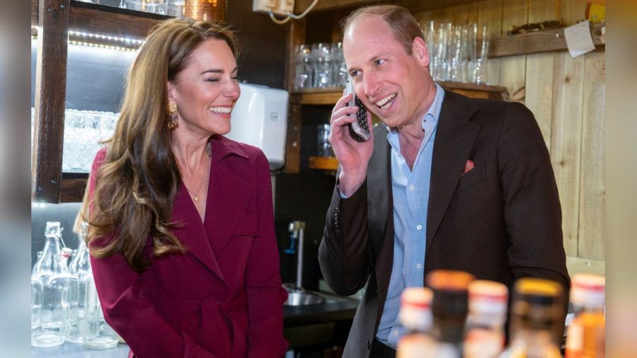 Prinzessin Kate muss lachen, als ihr Mann am Telefon mit einem Gast über die Reservierung in einem indischen Restaurant verhandelt. (ae/spot)