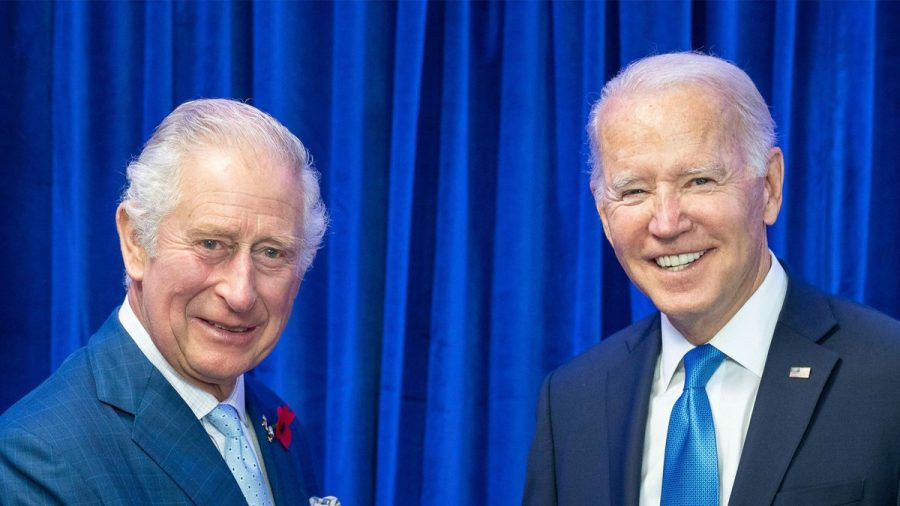 König Charles - damals noch Prinz - und Joe Biden (r.) bei einem Treffen in Schottland im Herbst 2021. (dr/spot)