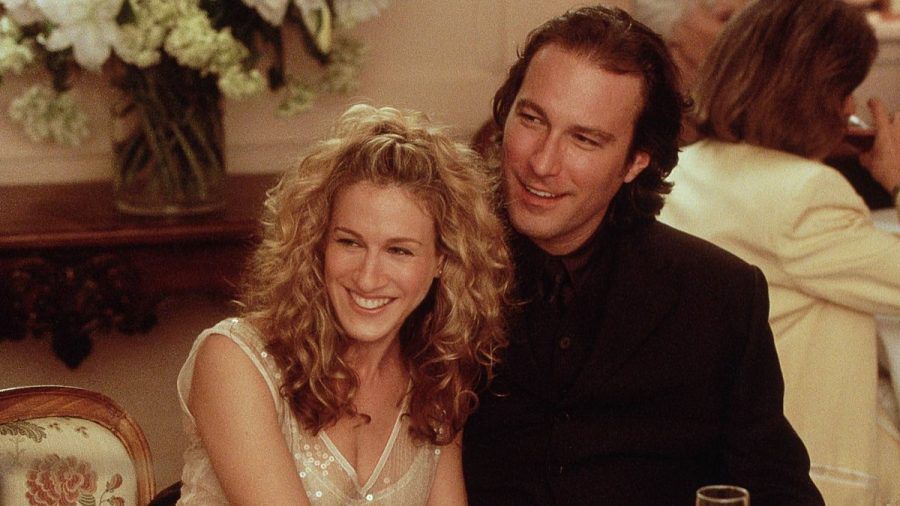 Alles deutet darauf hin, dass Carrie (Sarah Jessica Parker) und Aidan (John Corbett) in "And Just Like That..." wohl erneut zueinander finden. (wue/spot)