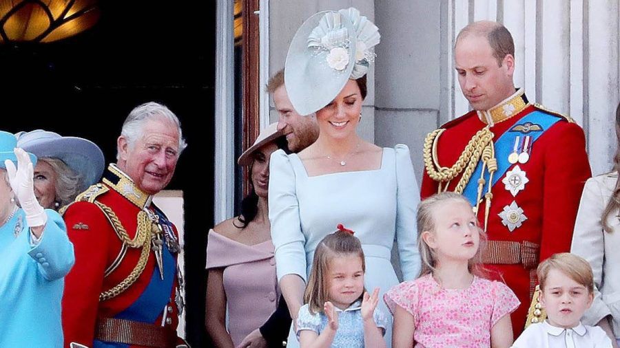 König Charles III. - hier mit seinen Söhnen, deren Ehefrauen und einigen seiner Enkel auf dem Balkon des Buckingham Palastes - nimmt seine persönlichen Beziehungen sehr ernst. (ili/spot)