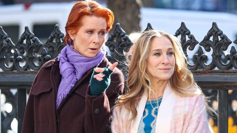 Sarah Jessica Parker (alias Carrie Bradshaw, r.) und Cynthia Nixon (alias Miranda Hobbes) am Set von "And Just Like That ...". Die zweite Staffel der Serie ist offenbar abgedreht. (sb/spot)