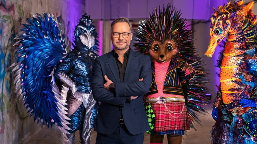 "The Masked Singer": Moderator Matthias Opdenhövel mit dem Schuhschnabel und dem Igel. (cg/spot)