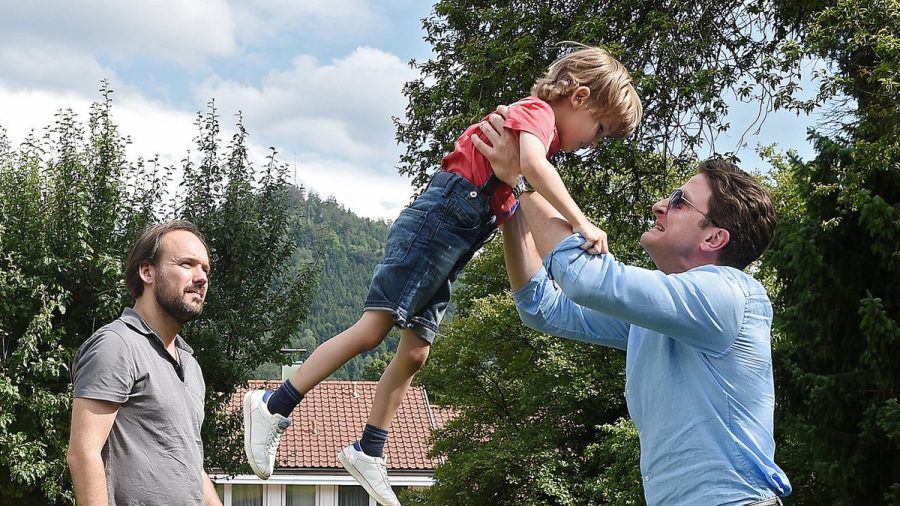 "Zur Hölle mit den anderen": Erik (Holger Stockhaus, r.) will Steffen (Felix Knopp) zeigen, dass er sich mindestens so gut mit seinem Sohn versteht wie der mit seiner Tochter (cg/spot)